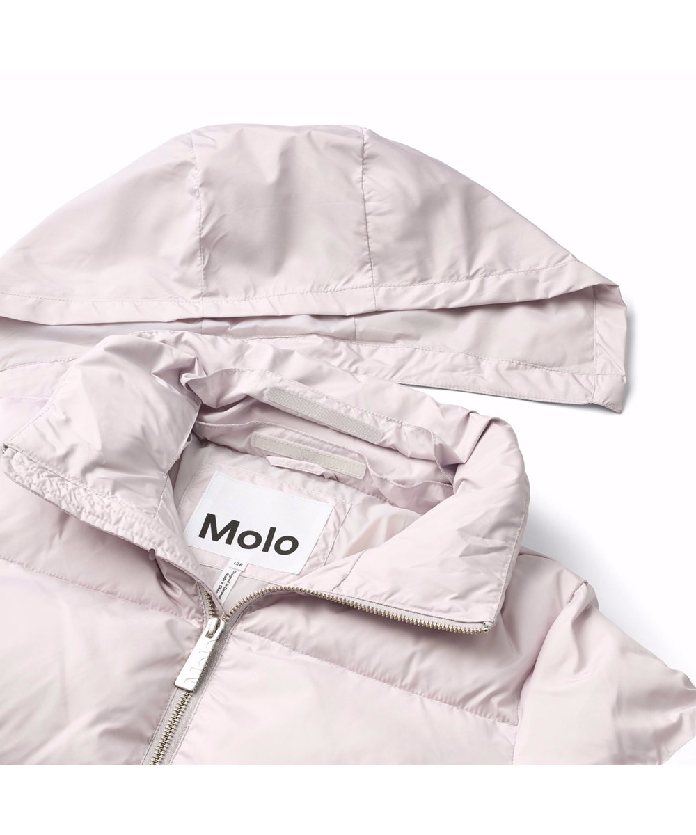 Hally - Lilac Marble - Wasserabweisende, hellfarbene Jacke für Kinder aus recyceltem Polyester mit einem weißen Pegasus auf der Rückseite.