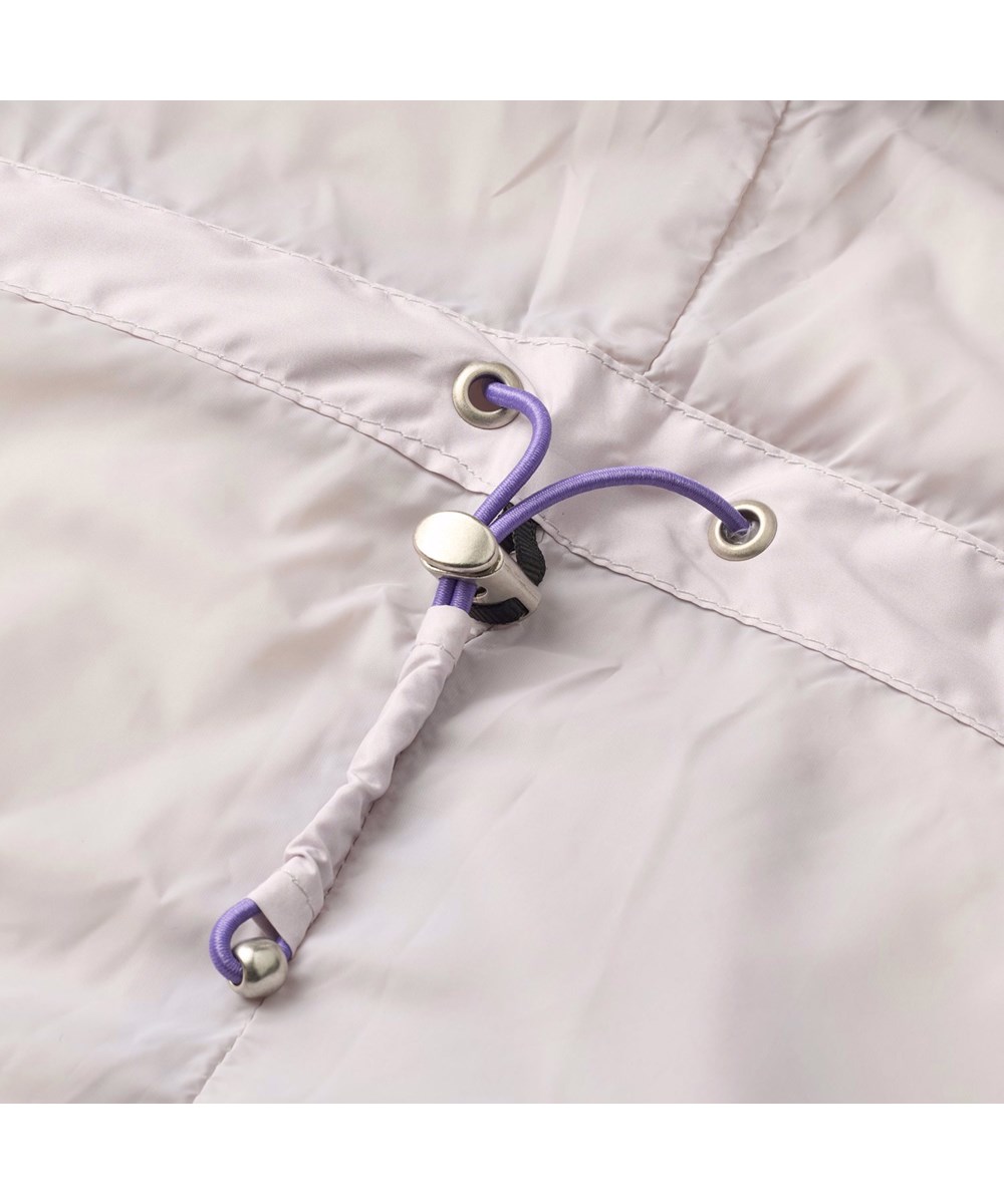 Hally - Lilac Marble - Wasserabweisende, hellfarbene Jacke für Kinder aus recyceltem Polyester mit einem weißen Pegasus auf der Rückseite.