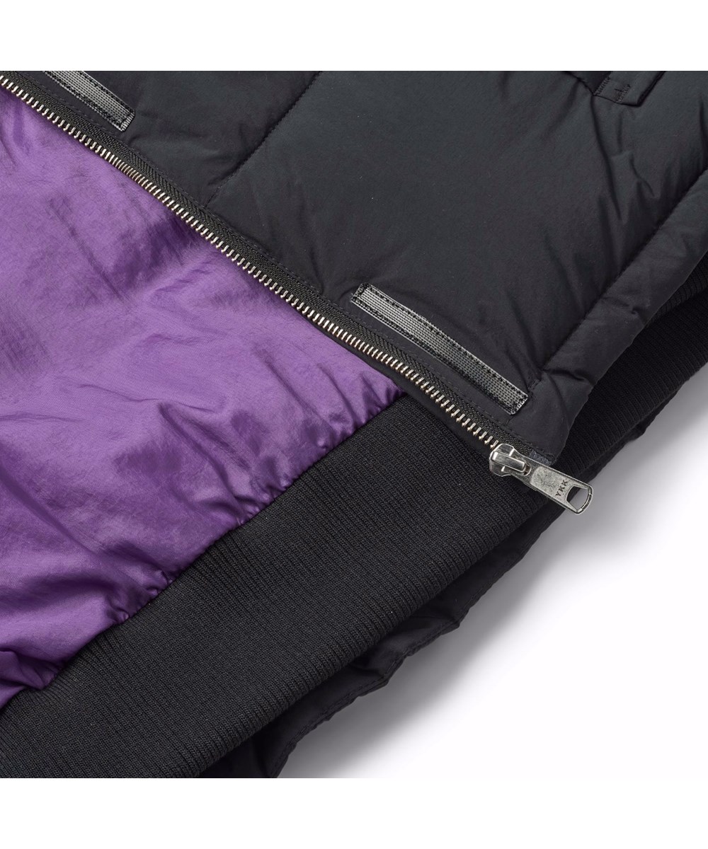 Hansine - Black - Wasserabweisende schwarze Jacke für Kinder aus recyceltem Nylon.