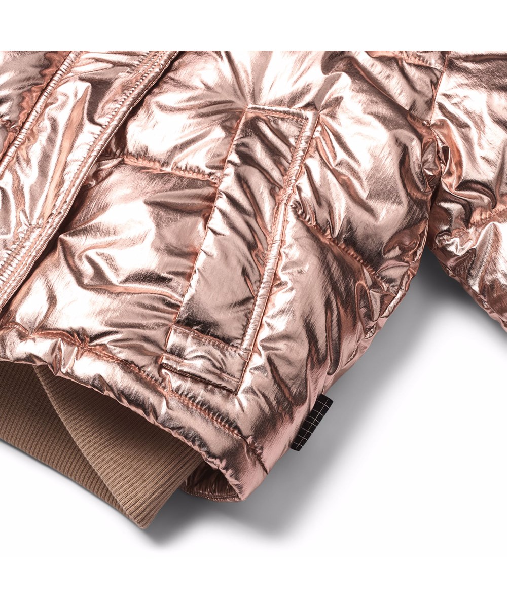 Hansine - Copper - Kupferfarbene Jacke mit Reißverschluss und Klappe auf der Vorderseite sowie Stehkragen mit integrierter Kapuze.