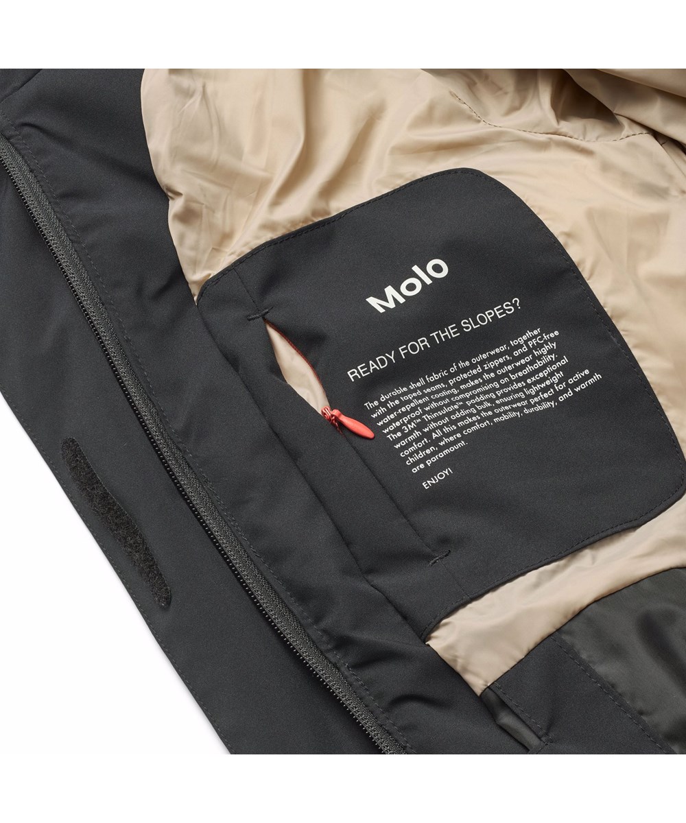 Hansine Pro - Black - Wind- und wasserabweisende schwarze Winterjacke für Kinder aus recyceltem Polyester mit recycelter Polyesterfüllung und 3M™ Thinsulate™.