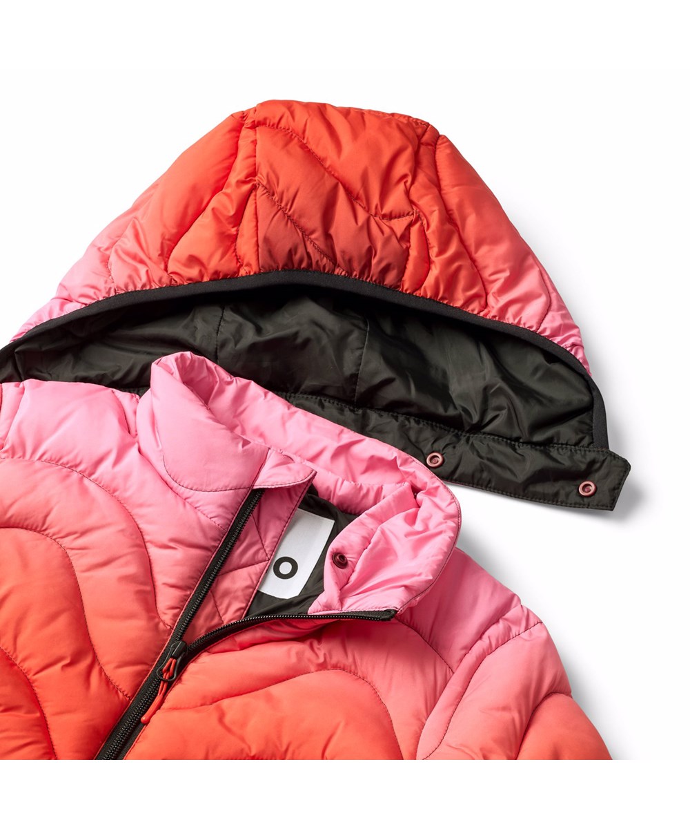 Hao - Fiery Red - Wasserabweisende gesteppte Jacke für Kinder aus recyceltem Polyester in Rot- und Pinktönen.