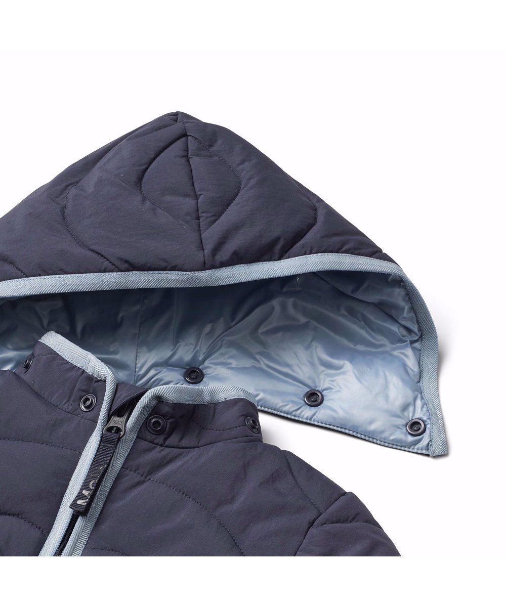 Harmony - Dark Night - Wasserabweisende dunkelblaue Steppjacke für Babys und Kleinkinder mit hellblauem Innenfutter und Besatz.