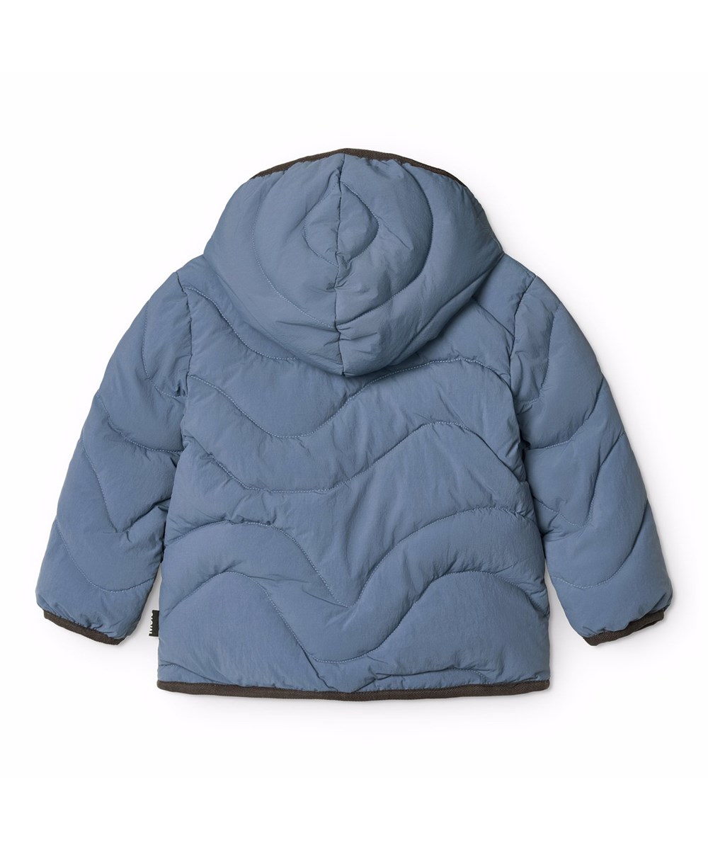 Harmony - Evening Sky - Wasserabweisende blaue Steppjacke für die Kleinen aus recyceltem Polyester mit leichtem Futter und braunen Kanten.