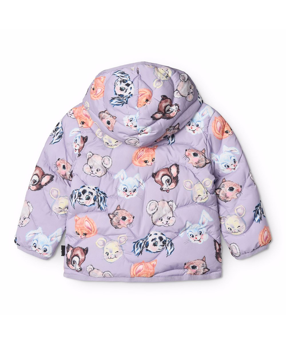 Harmony - Itty Bitty Purple - Lila wasserabweisende gesteppte Jacke für die Kleinen aus recyceltem Polyester mit lila Futter, lila Kanten und einem Druck bunter Tiere aus alten Cartoons.