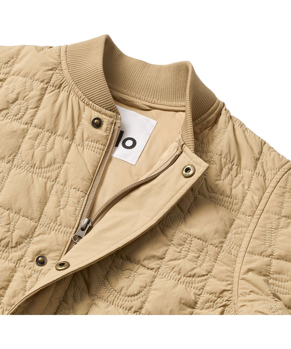 Harold - Desert - Sandfarbene, wind- und wasserabweisende gesteppte Baumwolljacke für Kinder mit weichem Rippstrick am Hals und an den Ärmeln.