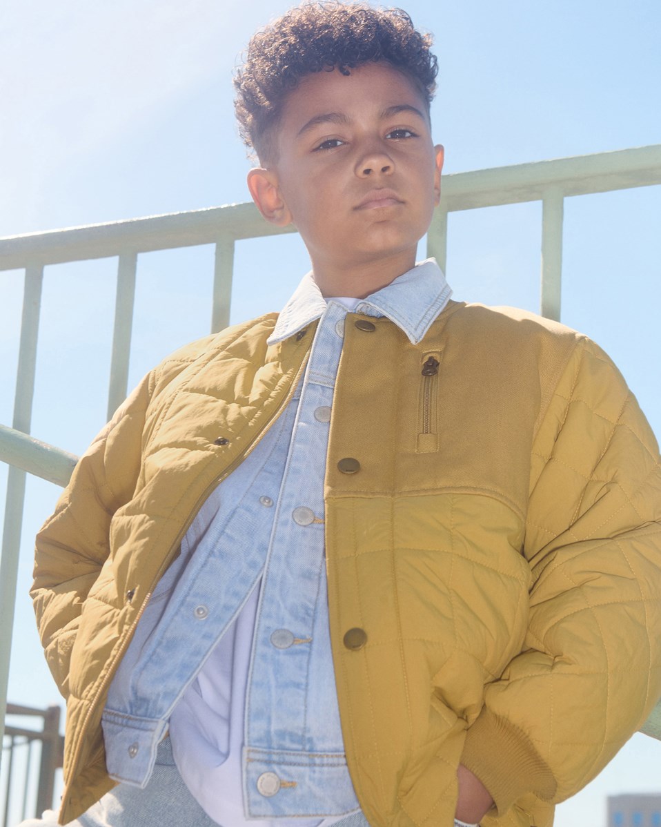 Harold - Suede - Khaki-farbene, gesteppte, wasserabweisende Thermojacke für Kinder aus recyceltem Nylon mit Canvas-Details und einer Reißverschlusstasche auf der Brust.