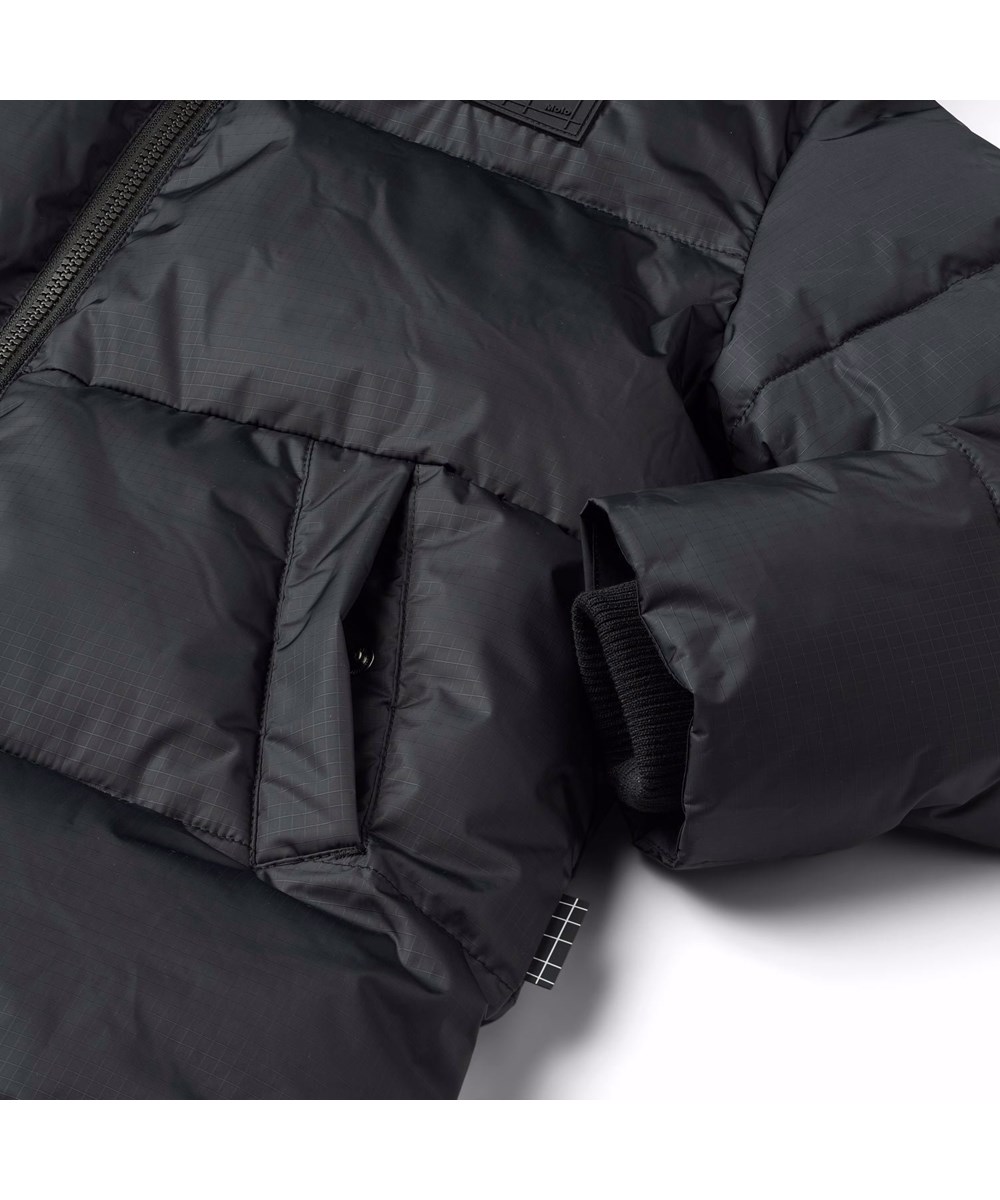Harper - Black - Schwarze Pufferjacke für Kinder aus recyceltem Polyester.
