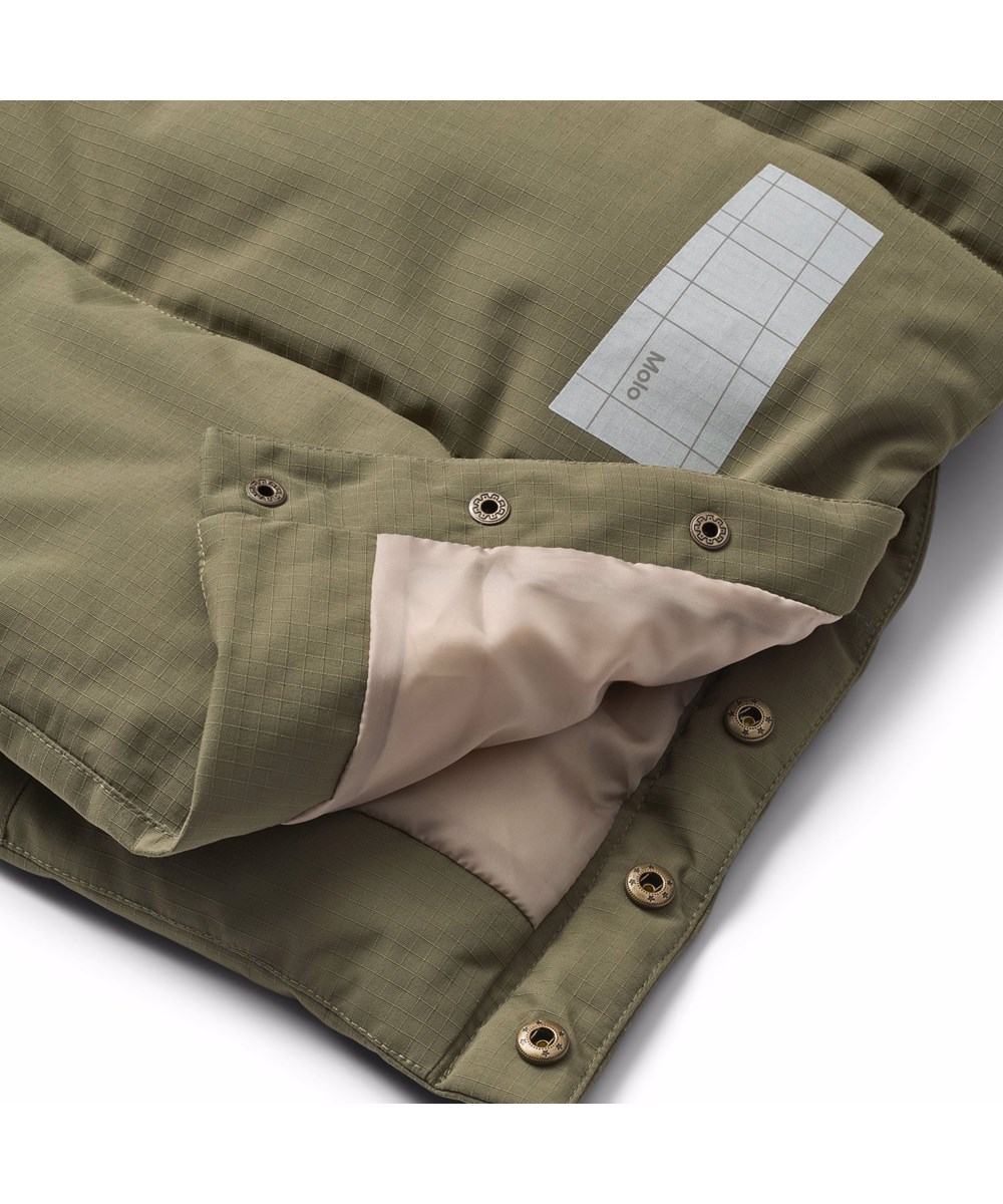 Harper - Bark Green - Wind- und wasserabweisende dunkelgrüne Jacke für Kinder aus recyceltem Nylon mit praktischem Reißverschluss, hohem Kragen und abnehmbarer Kapuze.