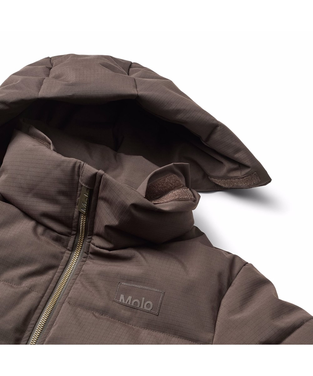 Harper - Dark Cocoa - Wind- und wasserabweisende braune Jacke für Kinder aus recyceltem Nylon mit praktischem Reißverschluss, hohem Kragen und abnehmbarer Kapuze.