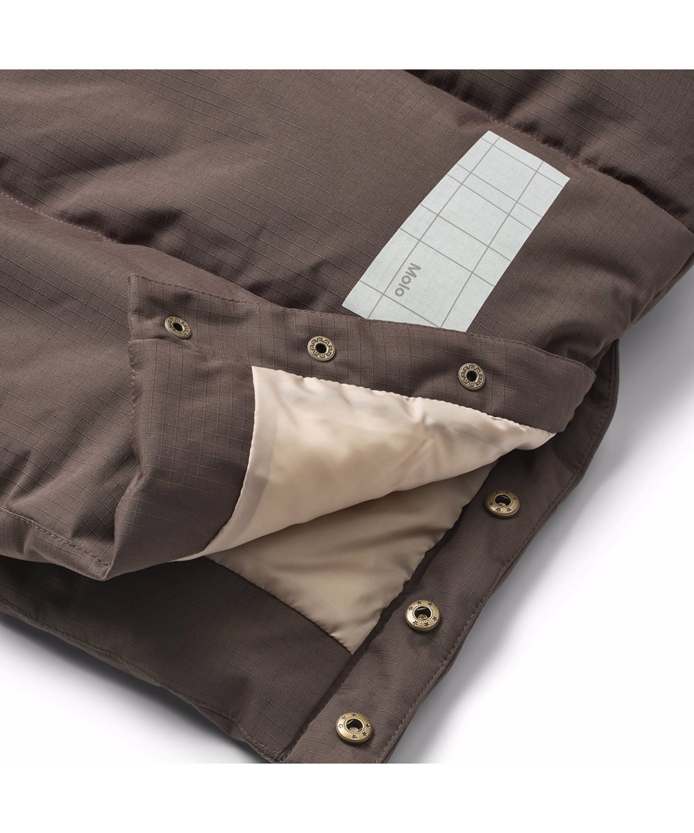 Harper - Dark Cocoa - Wind- und wasserabweisende braune Jacke für Kinder aus recyceltem Nylon mit praktischem Reißverschluss, hohem Kragen und abnehmbarer Kapuze.