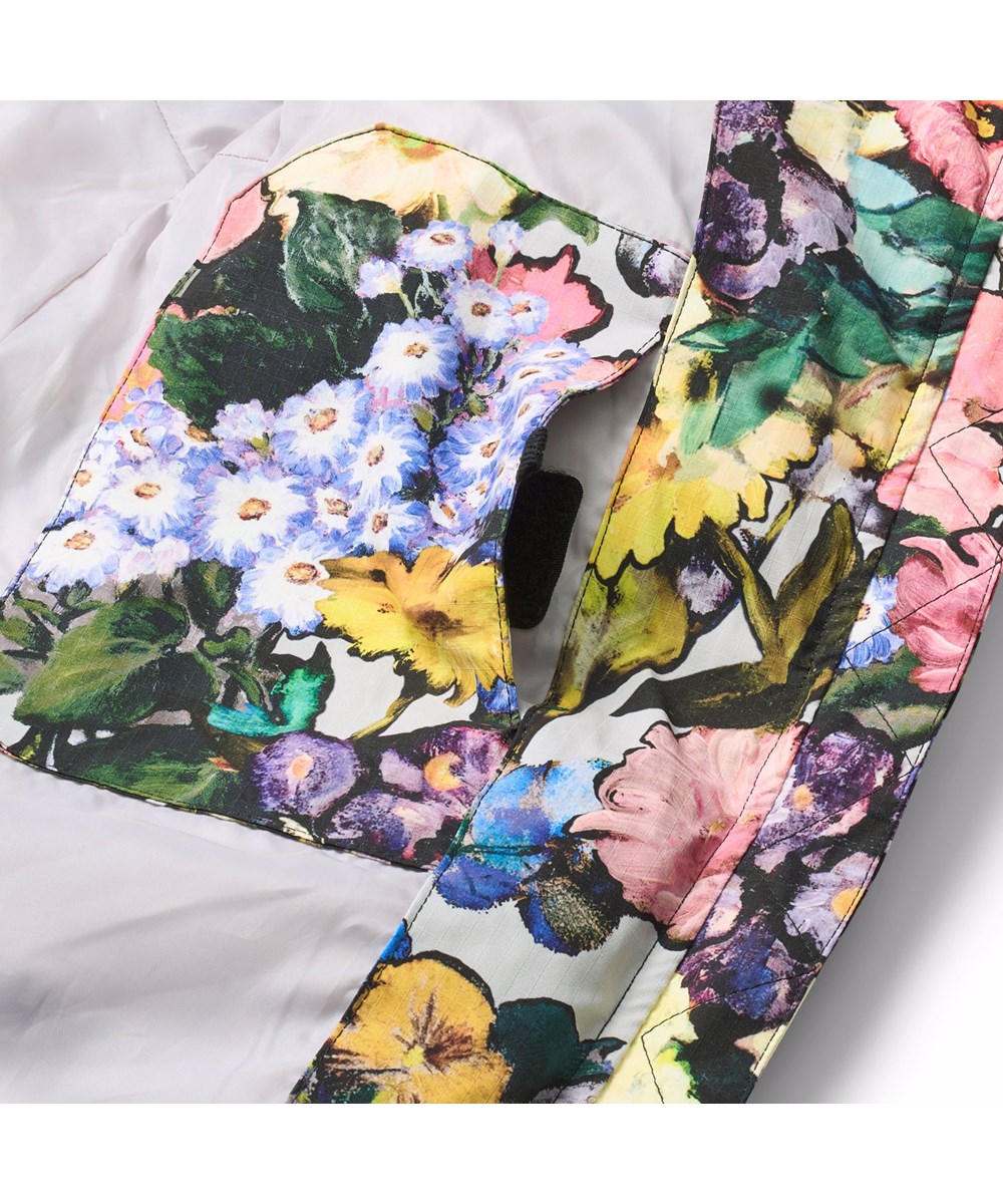 Harper - Floral Impression - Wind- und wasserabweisende Blumenjacke für Kinder aus recyceltem Nylon mit praktischem Reißverschluss, hohem Kragen und abnehmbarer Kapuze.