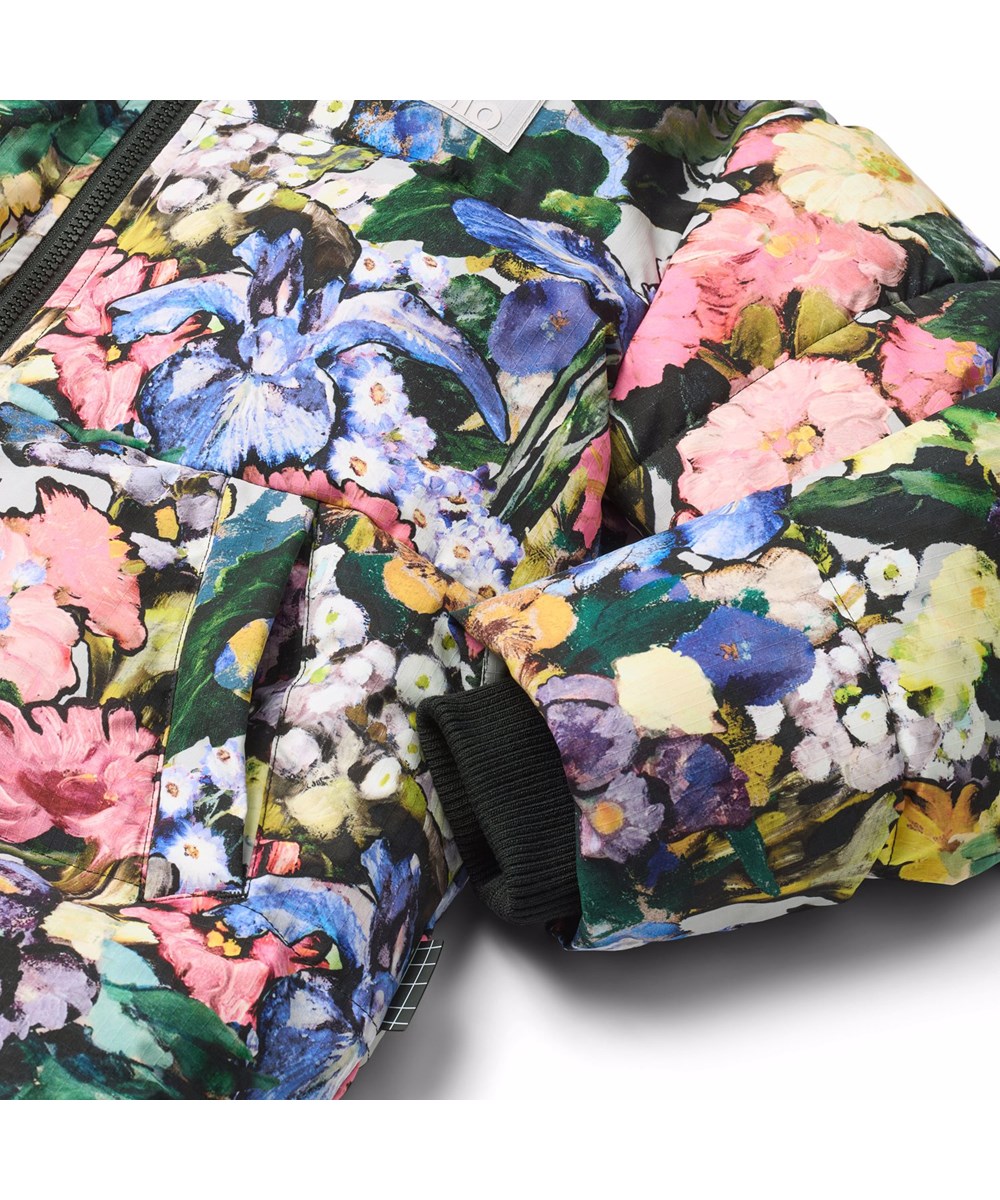 Harper - Floral Impression - Wind- und wasserabweisende Blumenjacke für Kinder aus recyceltem Nylon mit praktischem Reißverschluss, hohem Kragen und abnehmbarer Kapuze.