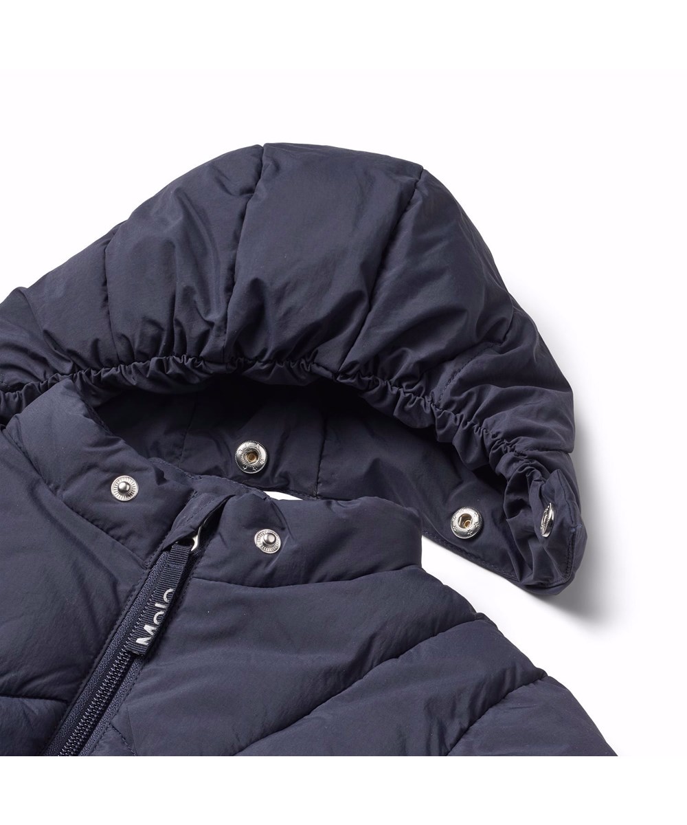 Harpo - Dark Night - Wasserabweisende dunkelblaue Jacke für Babys und Kleinkinder aus recyceltem nylon.