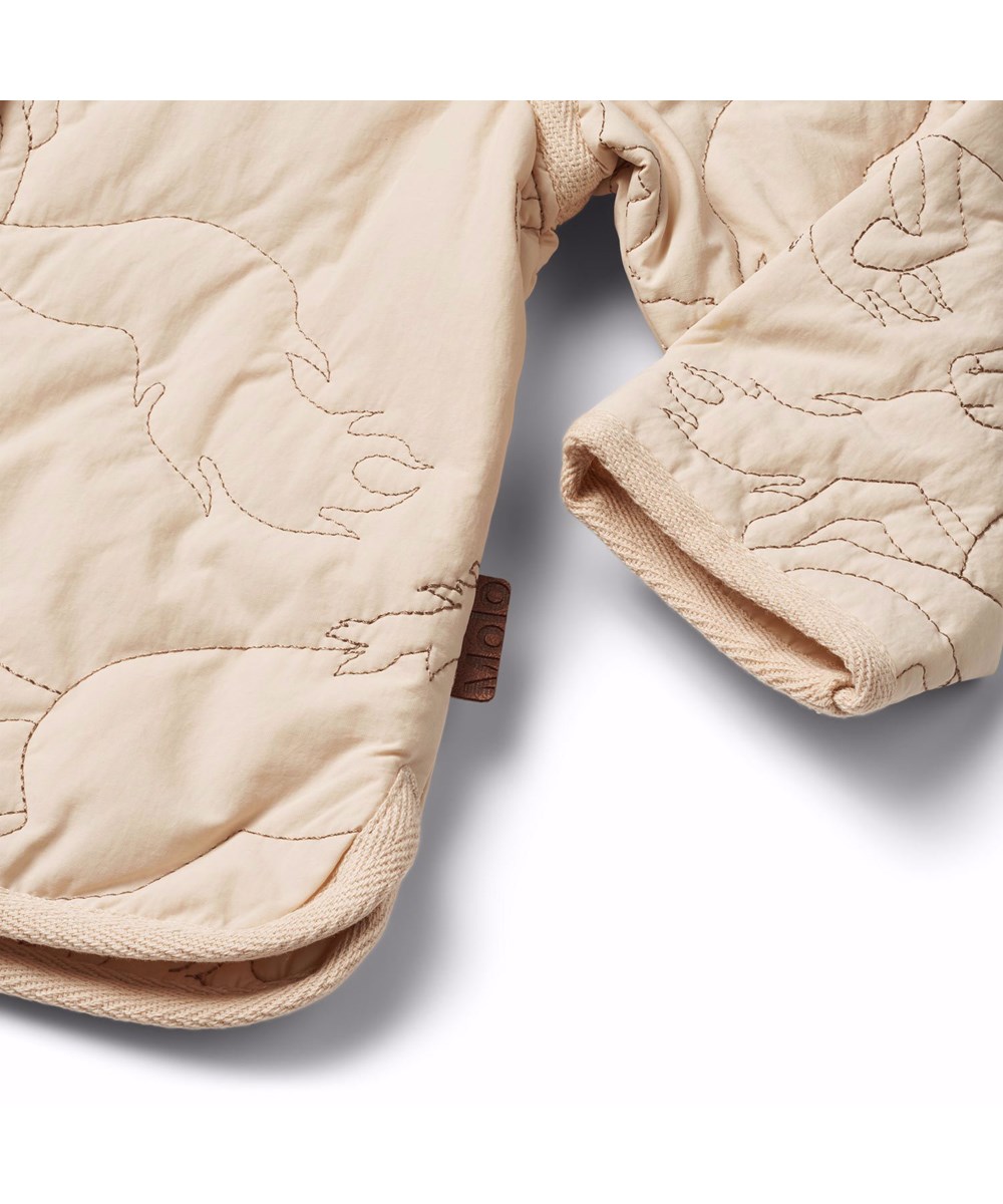 Harrie - Brazilian Sand - Beige wasserabweisende Thermojacke für Kinder aus recyceltem Nylon mit einem gesteppten Muster von Pferden.