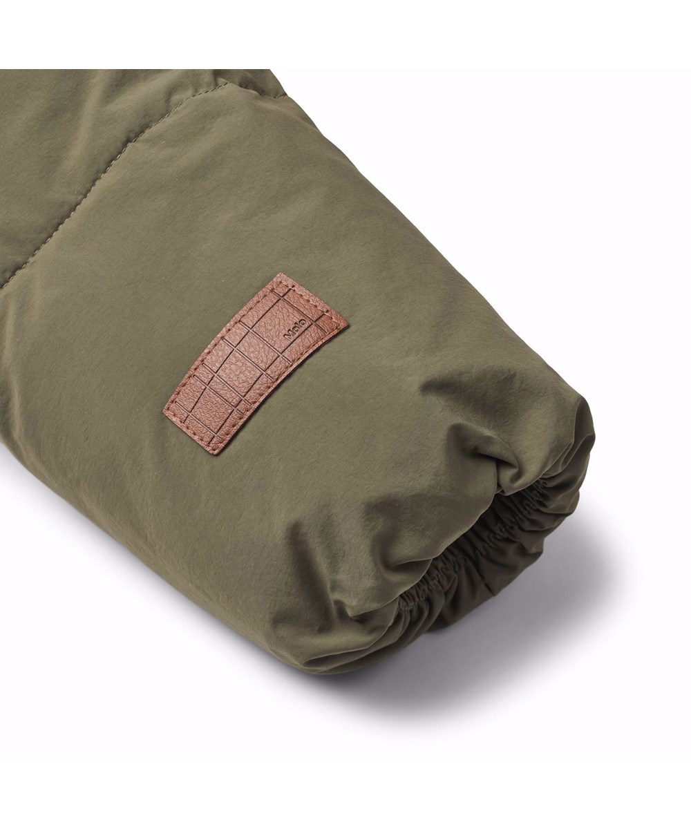 Hayden - Bark - Wasserabweisende olivgrüne Jacke für Kinder aus recyceltem Nylon.