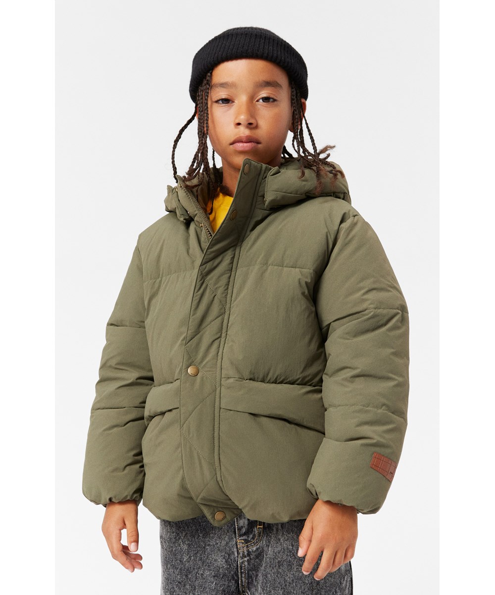 Hayden - Bark - Wasserabweisende olivgrüne Jacke für Kinder aus recyceltem Nylon.