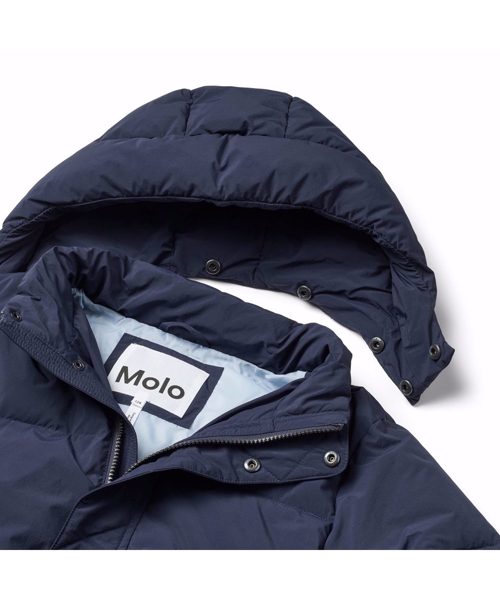 Hayden - Dark Night - Wasserabweisende dunkelblaue Jacke für Kinder aus recyceltem Nylon.