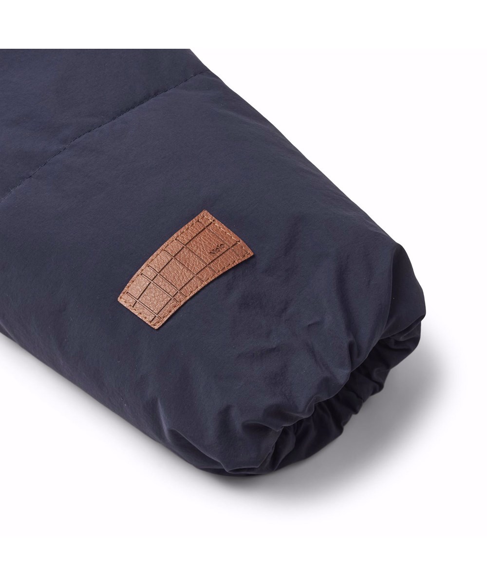 Hayden - Dark Night - Wasserabweisende dunkelblaue Jacke für Kinder aus recyceltem Nylon.