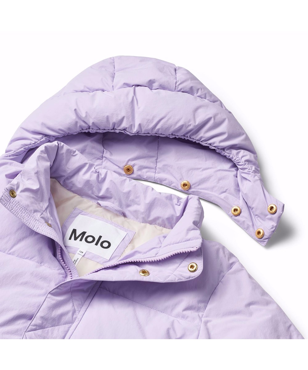 Hayden - Pastel Lilac - Wasserabweisende hellviolette Jacke für Kinder aus recyceltem Nylon.