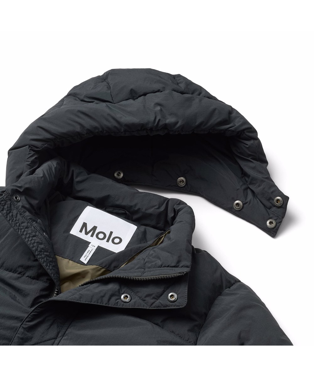 Hayden - Black - Schwarze wasserabweisende Jacke für Kinder aus recyceltem Nylon und recycelter Polyesterfüllung.