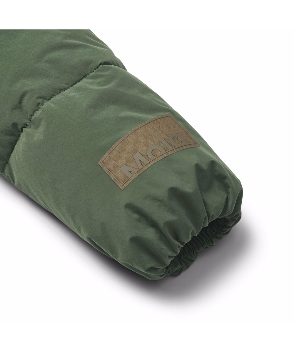 Hayden - Dark Forest - Grüne wasserabweisende Jacke für Kinder aus recyceltem Nylon und recycelter Polyesterfüllung.