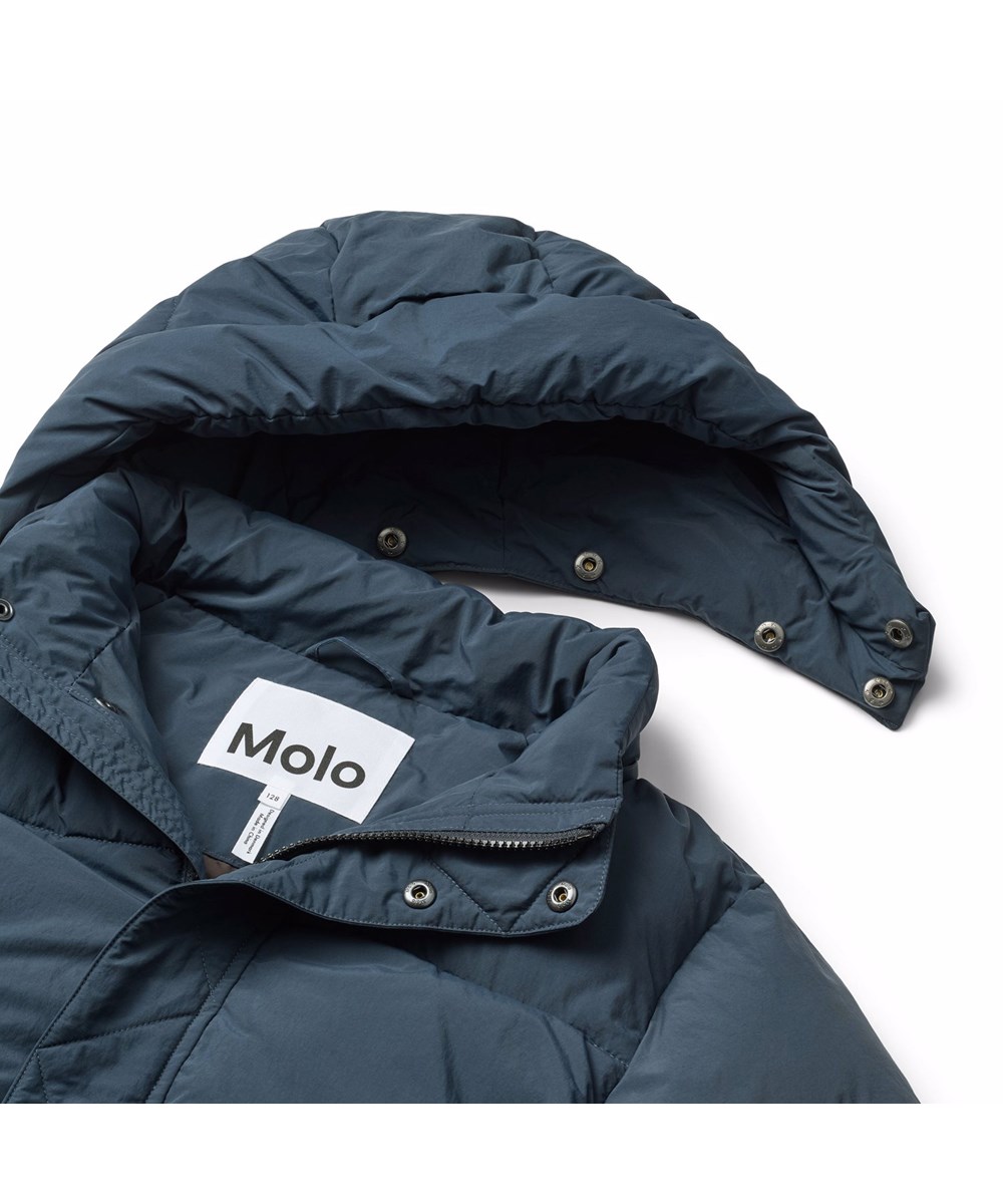 Hayden - Night Navy - Blaue wasserabweisende Jacke für Kinder aus recyceltem Nylon und recycelter Polyesterfüllung.