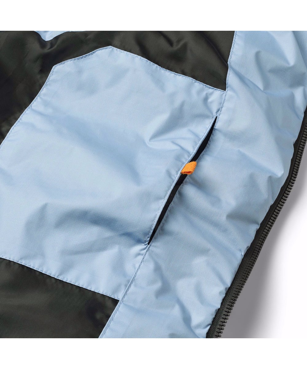 Heike - High In Sky - Warme Weste für Kinder aus recyceltem Polyester mit einem Druck von schneebedeckten Alpen, Sonnenstrahlen und einem klaren Himmel.