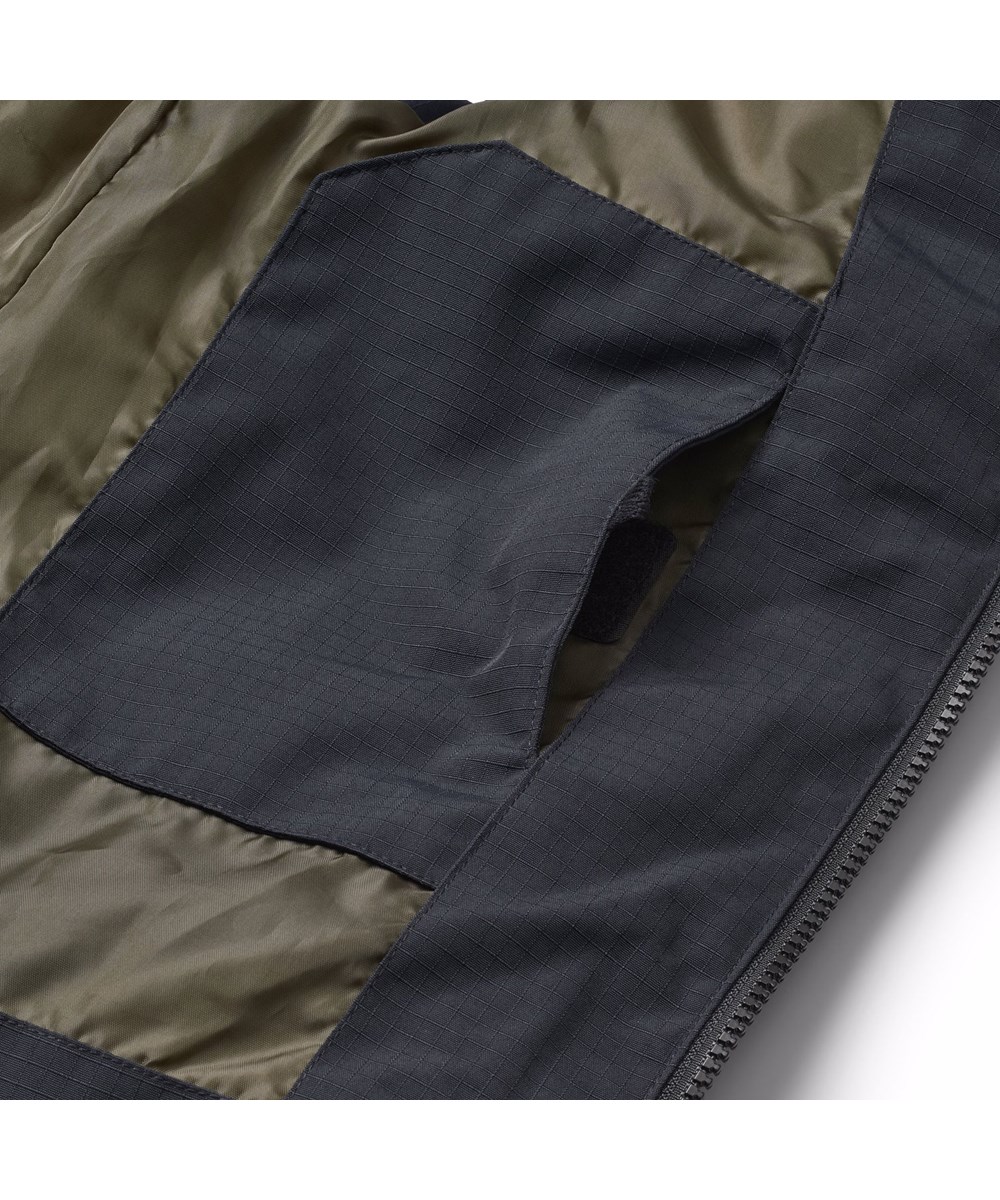 Heike - Black - Schwarze Daunenweste für Kinder aus recyceltem Nylon mit Reißverschluss vorne, hohem Kragen und großen Armlöchern, die es ermöglichen, eine Jacke oder einen dicken Pullover darunter zu tragen.