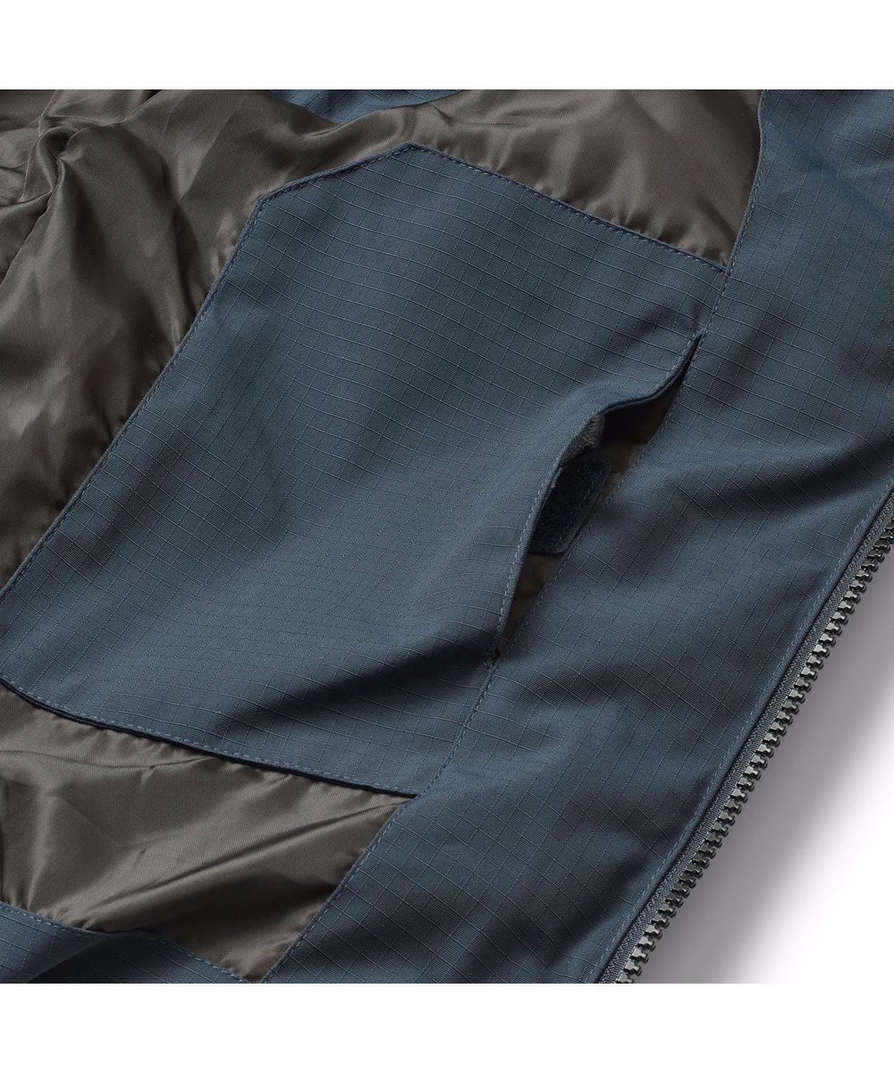 Heike - Night Navy - Dunkelblaue Steppweste für Kinder aus recyceltem Nylon mit Reißverschluss vorne, hohem Kragen und großen Armlöchern, die das Tragen einer Jacke oder eines dicken Pullovers darunter ermöglichen.