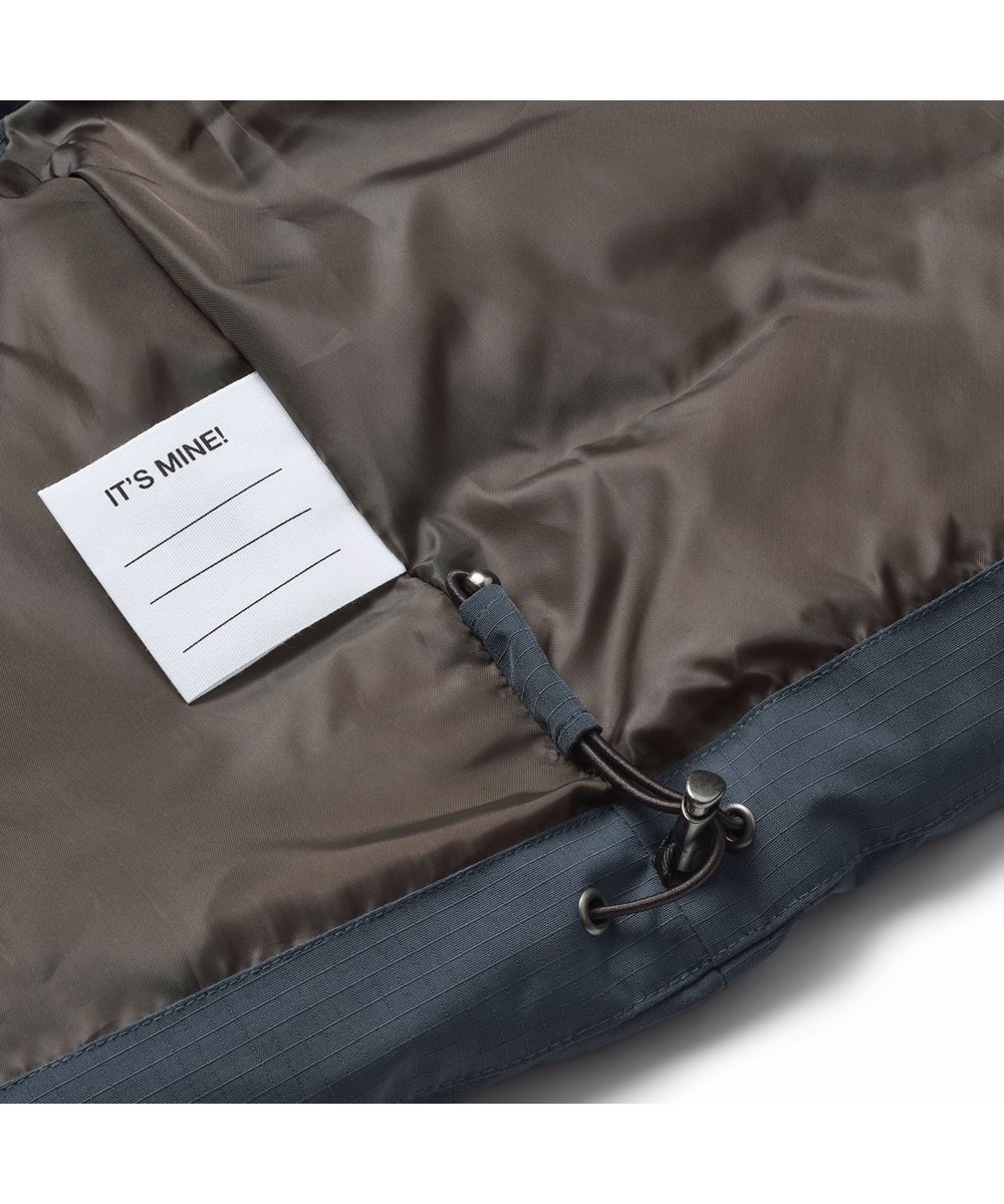 Heike - Night Navy - Dunkelblaue Steppweste für Kinder aus recyceltem Nylon mit Reißverschluss vorne, hohem Kragen und großen Armlöchern, die das Tragen einer Jacke oder eines dicken Pullovers darunter ermöglichen.