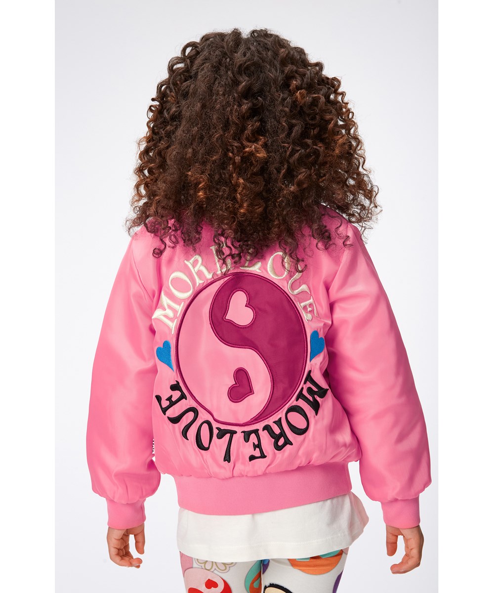 Hella - Confetti - Rosa Bomberjacke für Kinder mit aufgesticktem Peace-Zeichen.