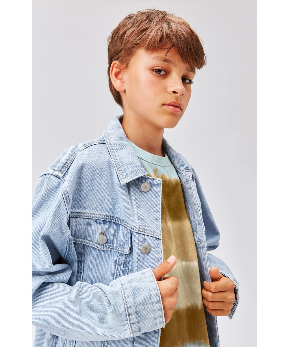Heni - Blast Denim - Hellblaue Jeansjacke mit Knopfverschluss