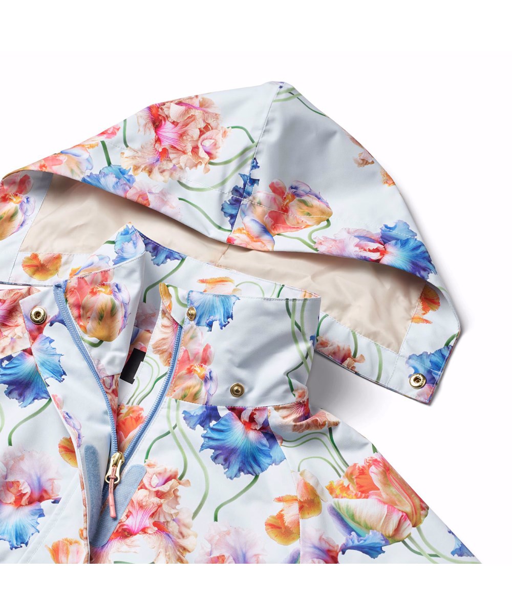 Hennah - Tulip Blue - Hellblaue wind- und wasserdichte Jacke für Kinder aus recyceltem Polyester mit abnehmbarer Kapuze.