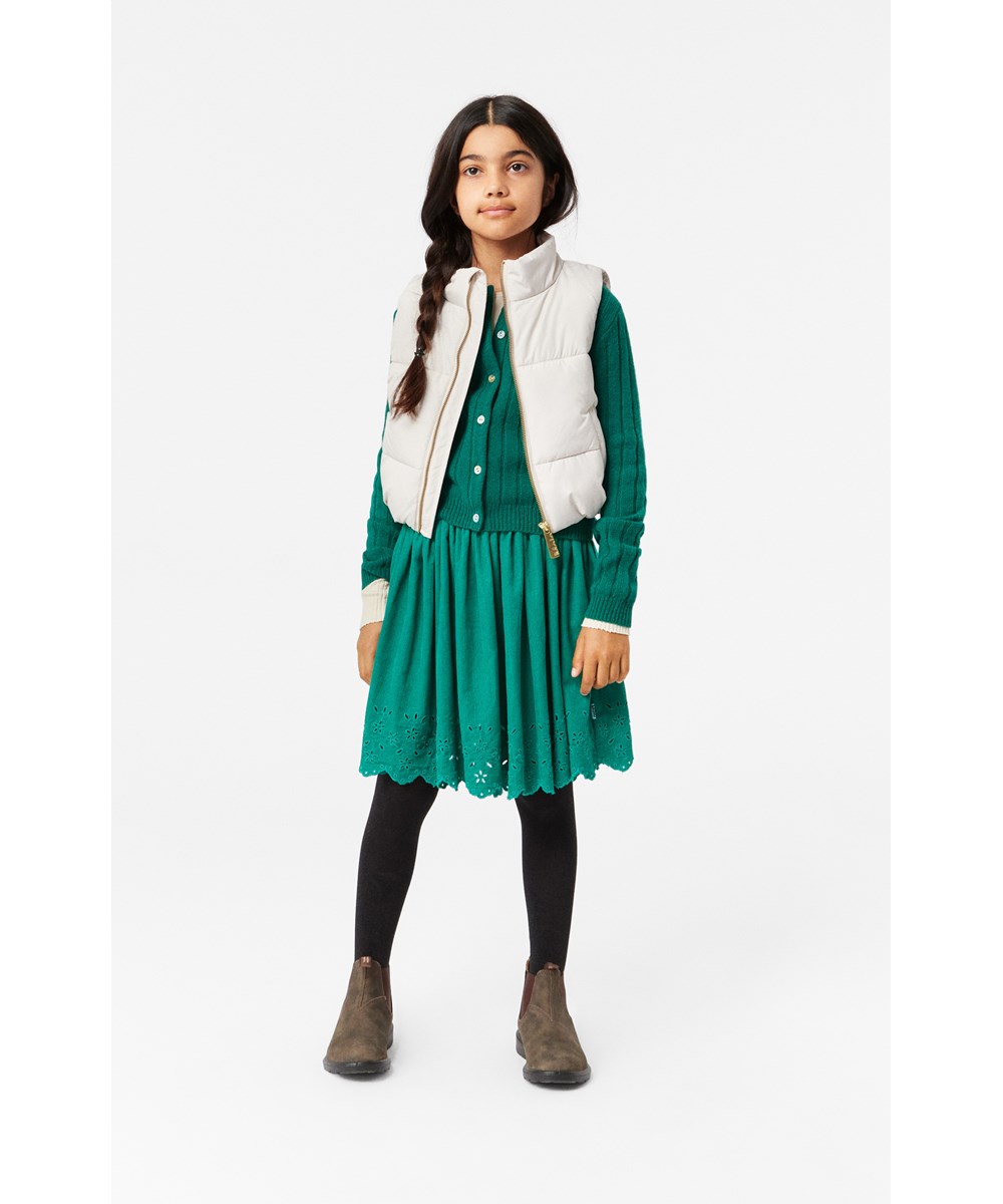 Hester - Symmetric Bloom - Pulverfarbene gesteppte Weste für Kinder aus recyceltem Polyester mit einem schönen Blumendruck auf der Rückseite.