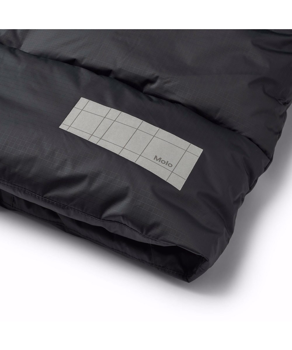 Hilo - Black - Schwarze Daunenjacke für Kinder aus recyceltem Polyester.