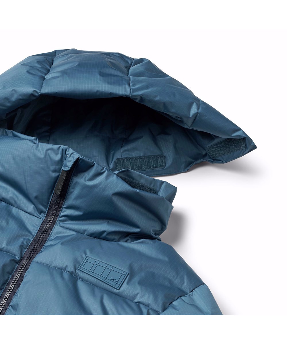 Hilo - Calm Fjord - Petroleumblaue und dunkelblaue Pufferjacke für Kinder aus recyceltem Polyester.