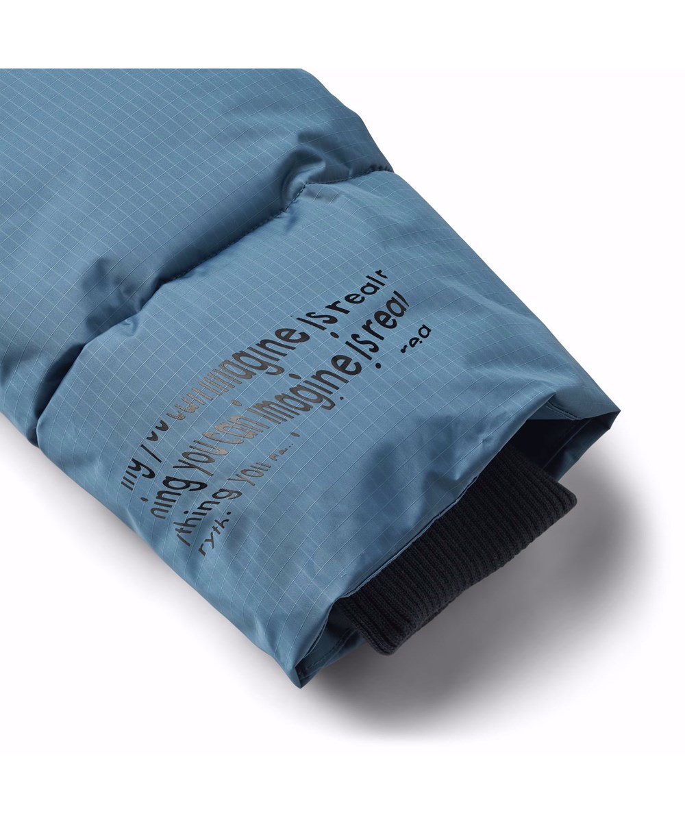 Hilo - Calm Fjord - Petroleumblaue und dunkelblaue Pufferjacke für Kinder aus recyceltem Polyester.