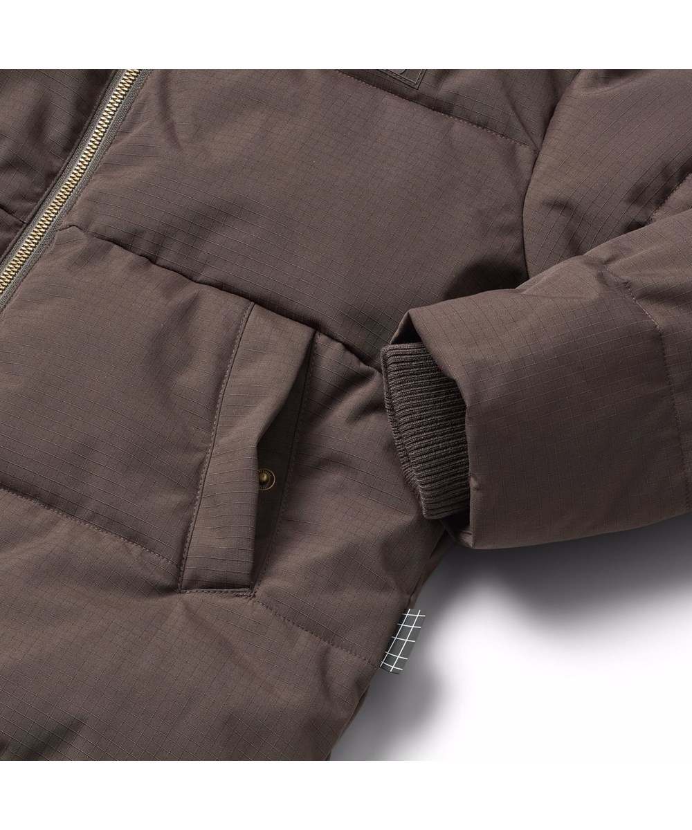 Hilo - Dark Cocoa - Warme und funktionale braune Jacke für Kinder aus recyceltem Polyester mit praktischem Reißverschluss, hohem Kragen und abnehmbarer Kapuze.