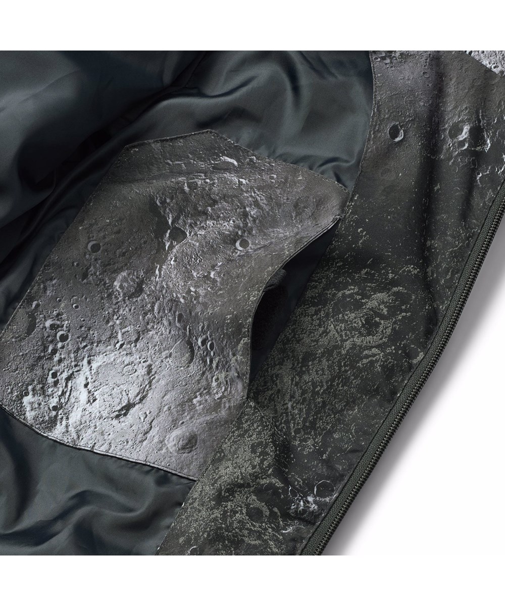 Hilo - Moon - Warme und funktionale Jacke für Kinder aus recyceltem Polyester mit praktischem Reißverschluss, hohem Kragen und abnehmbarer Kapuze.