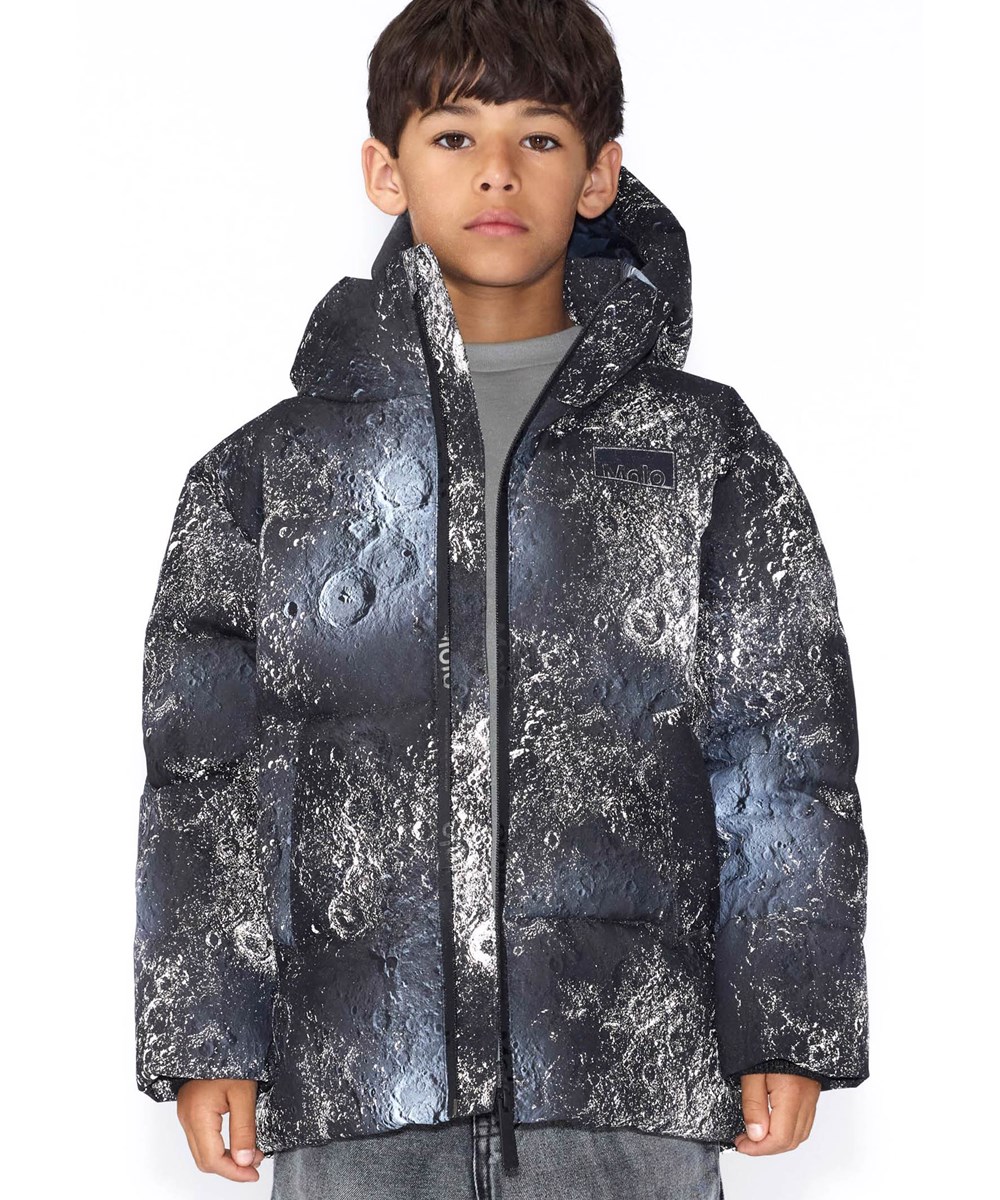 Hilo - Moon - Warme und funktionale Jacke für Kinder aus recyceltem Polyester mit praktischem Reißverschluss, hohem Kragen und abnehmbarer Kapuze.