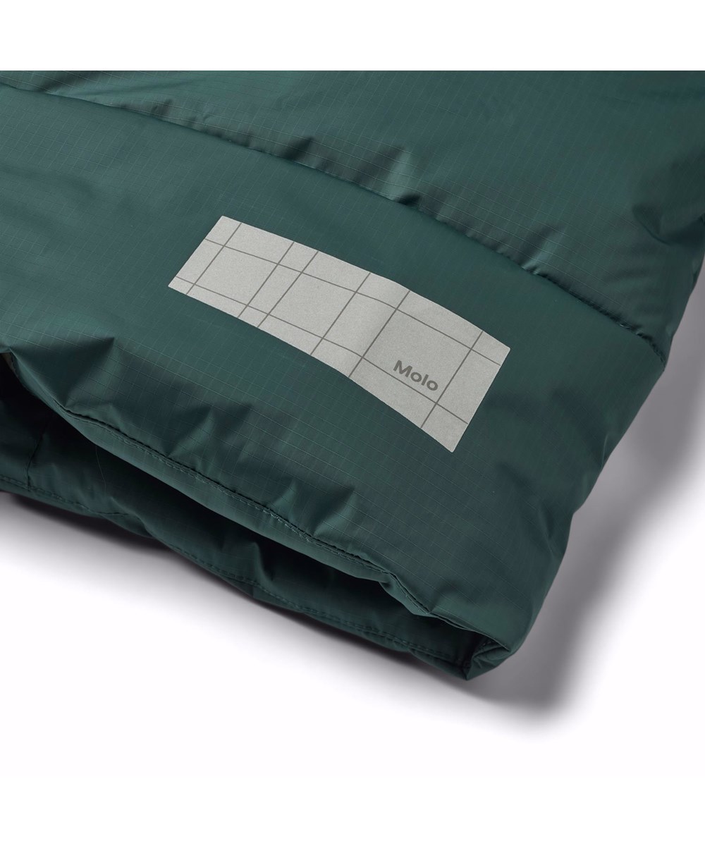 Hilo - Ponderosa Pine - Petroleumgrüne Steppjacke für Kinder aus recyceltem Polyester.