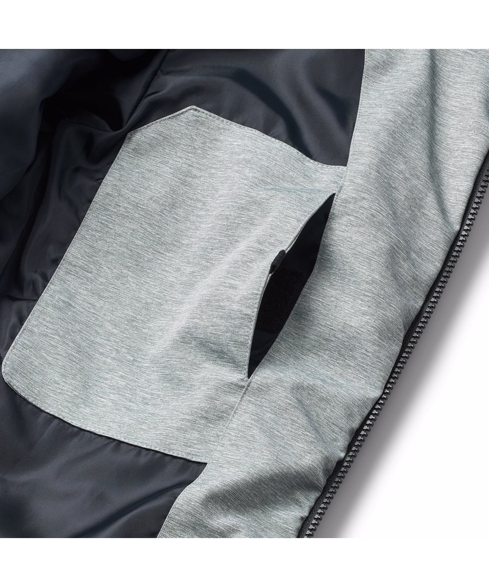 Hilo - Sunrise - Graue, orangefarbene und blaue Jacke für Kinder aus recyceltem Polyester mit praktischem Reißverschluss, hohem Kragen und abnehmbarer Kapuze.