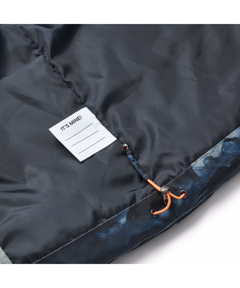 Hilo - Sunrise - Graue, orangefarbene und blaue Jacke für Kinder aus recyceltem Polyester mit praktischem Reißverschluss, hohem Kragen und abnehmbarer Kapuze.