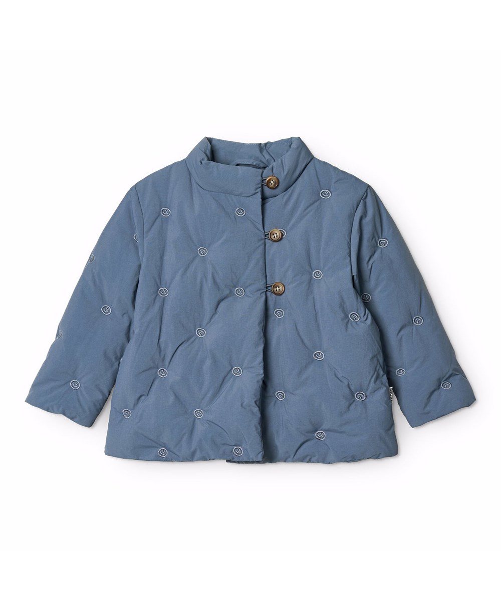 Hiroku - Evening Sky - Blaue wasserabweisende gesteppte Jacke für die Kleinen aus recyceltem Nylon mit bestickten kleinen lächelnden Gesichtern.