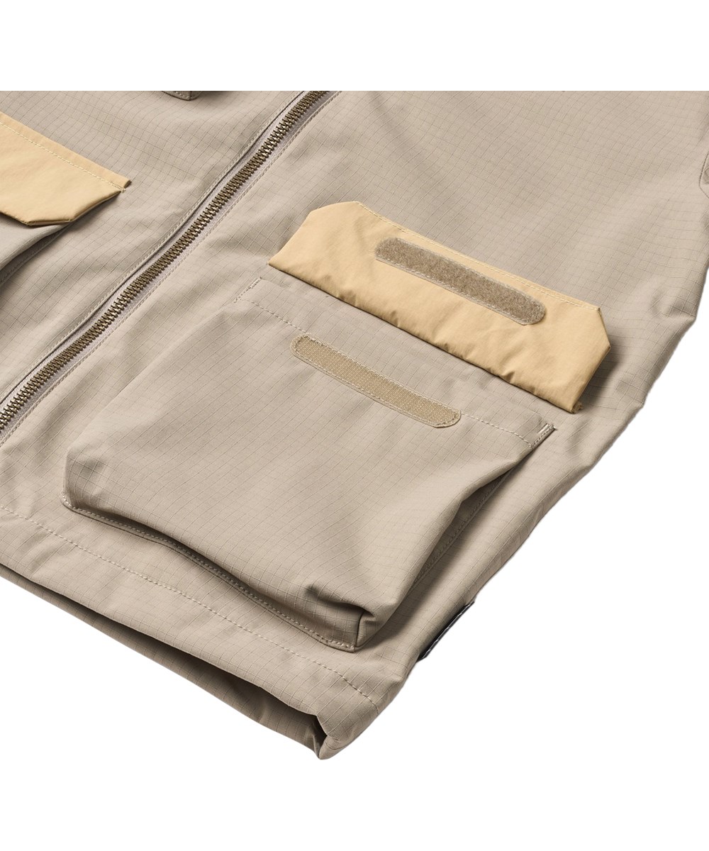 Hobson - Clay - Sandfarbene Funktionsjacke für Kinder, die wind- und wasserdicht ist und aus recyceltem Nylon besteht.