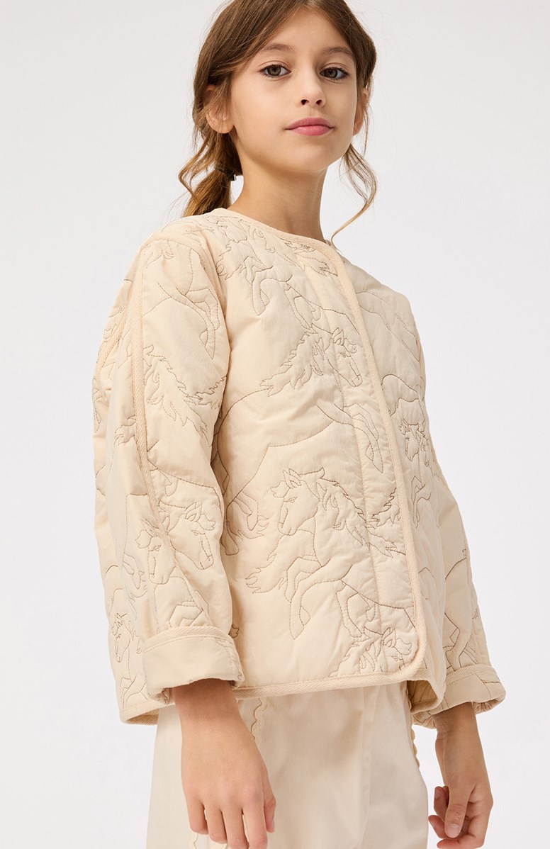 Holley - Brazilian Sand - Beige wasserabweisende Thermojacke für Kinder aus recyceltem Nylon mit einem gesteppten Muster von Pferden.