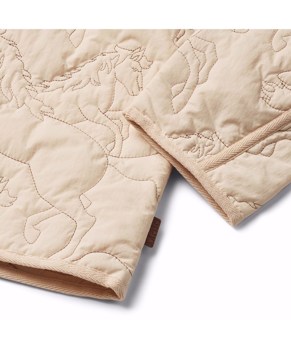 Holley - Brazilian Sand - Beige wasserabweisende Thermojacke für Kinder aus recyceltem Nylon mit einem gesteppten Muster von Pferden.