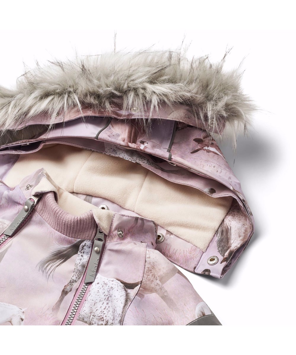 Hopla Fur - Dreamy Horses - Wind- und wasserdichte Winterjacke für Kinder aus recyceltem Polyester mit einem Druck von Pferden auf einem traumhaften Hintergrund in den Farbtönen Pink und Lila.