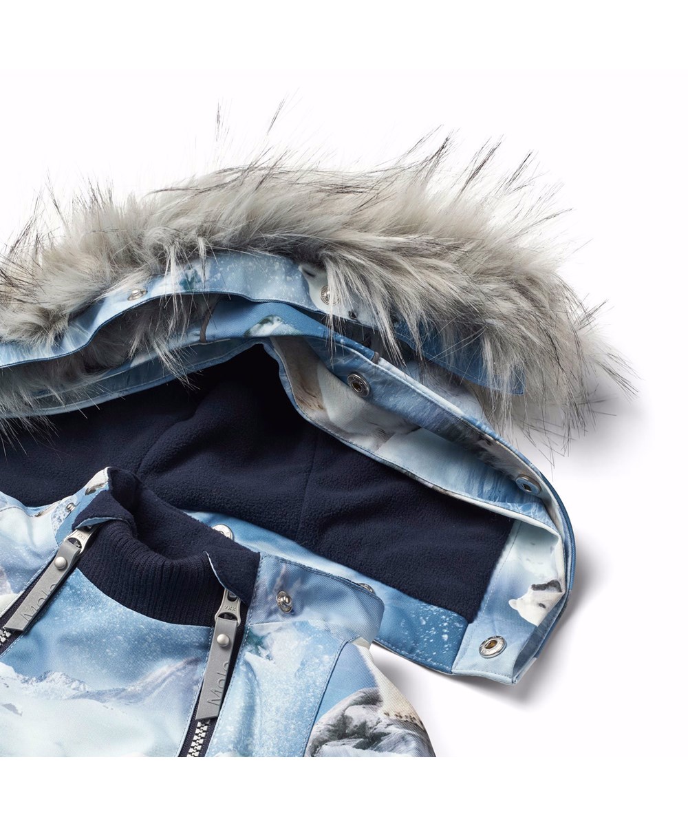 Hopla Fur - Polar Bear Joy - Wind- und wasserdichte Winterjacke für Kinder aus recyceltem Polyester mit einem Druck von verspielten Eisbären auf Eisschollen in Blautönen.